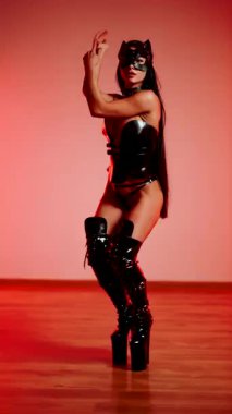 Dansçı kadın dans stüdyosunda kedi zarafeti sergiliyor.