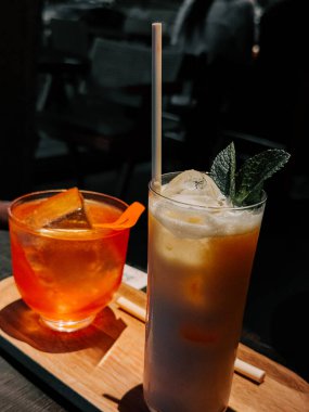 Öğleden sonra modaya uygun bir barda servis edilen yaz içecekleri.