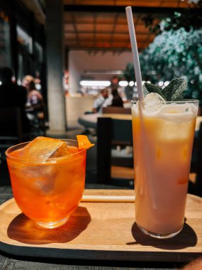 Akşamları canlı bir salonda servis edilen ferahlatıcı kokteyller.