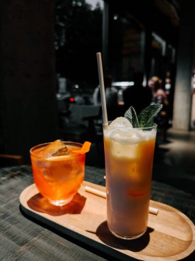 Akşam kokteylleri ahşap bir tepside servis edilir.