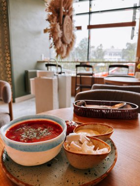 Modern dekorlu ve doğal ışıklandırmalı rahat bir restoranda servis edilen lezzetli geleneksel yemek.