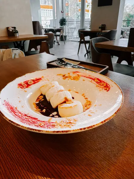 Nefis bir kafede servis edilen marşmelov ve çikolatalı lezzetli bir tatlı.