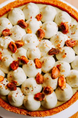 Beyaz tabakta kremalı ve fındıklı lezzetli tatlı turtası.