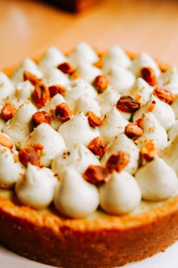 Altın hamurlu kremalı ve fındıklı lezzetli tatlı. Kutlamalar için mükemmel.