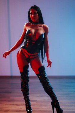 Kendine güvenen mankenler akşam çekimlerinde şık bir iç mekanda moda sergiliyorlar.