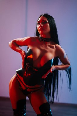 Bir dansçının vücut sanatı ve çarpıcı pozlarıyla dramatik bir ortamda performans.