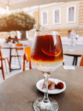 Limonlu ve buzlu soğuk kahve güneşli bir günde terasta keyifliydi.