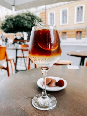 Öğleden sonra sıcak bir kafede limonlu ve buzlu soğuk kahvenin tadını çıkarıyorum.