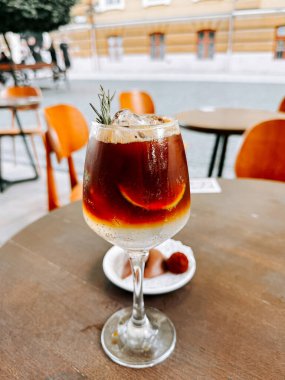 Açık havada limon ve buzlu soğuk kahvenin tadını çıkarıyorum.