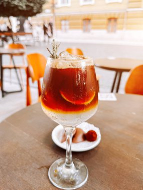 Limonlu ve buzlu soğuk kahve güneşli bir terasta bir bardakta servis edilir.