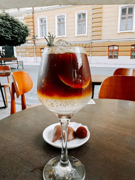 Limonlu ve buzlu lezzetli soğuk kahve butik kafe ortamında servis ediliyor.