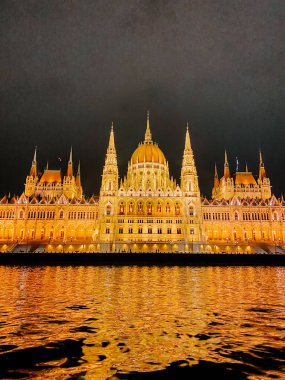 Macar Parlamentosu Binası Tuna Nehri 'ni yansıtan gece aydınlandı