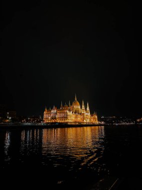 Macar Parlamentosu Binası, nehri yansıtan gece aydınlandı