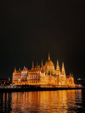 Macar Parlamentosu Binası Tuna Nehri boyunca gece aydınlandı