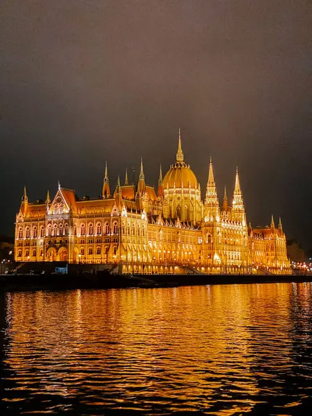 Macar Parlamentosu Binası Tuna Nehri üzerindeki yansımalarla geceleyin aydınlandı