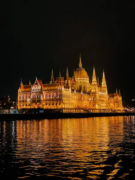 Macaristan Parlamento Binası Budapeşte 'deki Tuna Nehri boyunca gece aydınlandı
