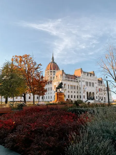 Macaristan Parlamento Binası, Budapeşte 'de canlı sonbahar yapraklarıyla çevrili.