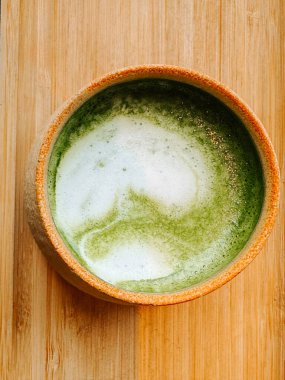 Sakinleştirici bir deneyim için geleneksel bir kasede servis edilen kremalı kibrit içeceği.