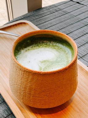 Kırsal bir tepside el yapımı bir seramik kasede servis edilen nefis kibrit içeceği.