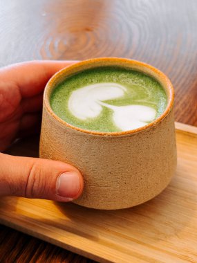 Hoş bir kafe ortamında nefis bir eşleşmenin tadını çıkarıyorum.