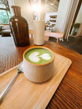 Huzurlu bir kafede nefis bir eşleşmenin tadını çıkarıyorum.