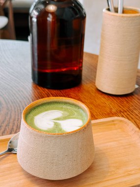 Öğleden sonra sıcak bir kafede el yapımı bir bardakta servis edilen ılık kibrit içeceği.