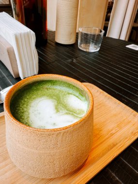 Rahatlatıcı bir öğleden sonra sıcacık bir kafe ortamında nefis bir kibrit içkisinin tadını çıkarıyorum.