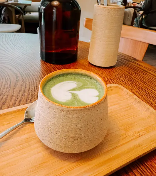 Rahatlatıcı dekorlu rahat bir kafe ortamında nefis bir eşleşmenin tadını çıkarıyorum.