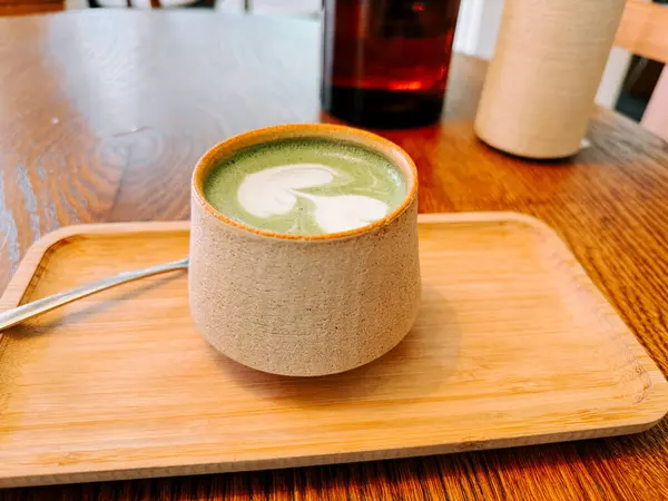 Serinletici kibrit içeceği ahşap bir tepside kırsal bir bardakta servis edilir.