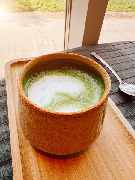 Öğleden sonra sıcak bir kafede, kırsal bir kasede servis edilen nefis kibrit içeceği.