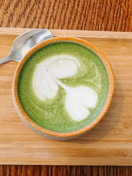 Lezzetli kibrit içeceği, çay sevenler için eşsiz latte sanatıyla el yapımı kil kasesinde servis edilir.