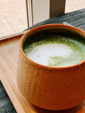 Öğleden sonra sakin bir kafede servis edilen kibrit içeceğini tazeliyorum.