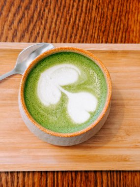 Ahşap bir masada sıcak bir ortamda kremalı bir kibrit içeceğinin tadını çıkarıyorum.