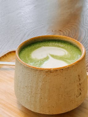 Güneşli bir öğleden sonra sıcacık bir kafede kremalı kibrit içkisinin tadını çıkarıyorum.