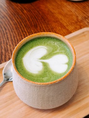 Samimi bir kafede zarif bir fincanda servis edilen nefis kibrit içeceği.