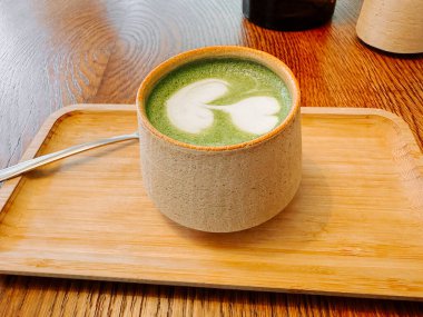 Öğleden sonra minimalist bir kafe ortamında kremalı kibrit içkinin tadını çıkarıyorum.