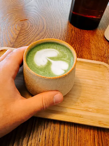 Rahatlatıcı bir öğleden sonra, sıcak bir kafede nefis bir matcha içkisinin tadını çıkarıyorum.