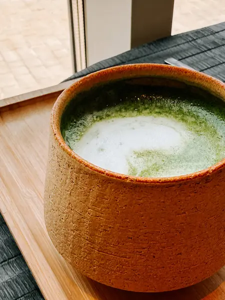 Öğleden sonra sakin bir kafede servis edilen kibrit içeceğini tazeliyorum.