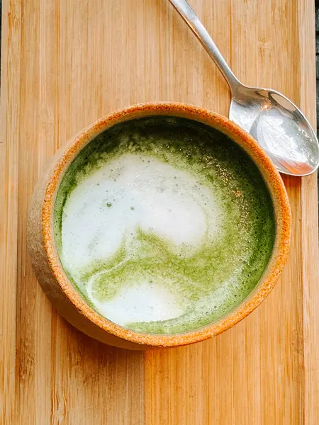 Ahşap bir yüzey üzerinde kaşıkla servis edilen lezzetli kibrit içeceği.