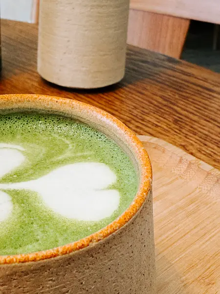 Öğleden sonra sıcacık bir kafede nefis bir eşleşmenin tadını çıkarıyorum.