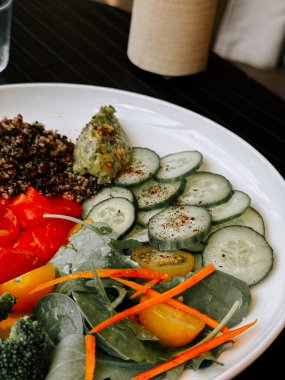 Sağlıklı kinoa ve sebze kâsesi öğle vakti bir kafede servis edilir.