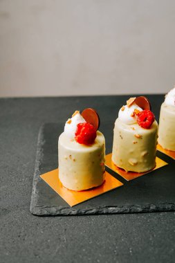 Kremalı ve meyveli tatlı gösterisi tahtada.