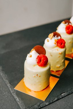 Ahududu soslu lezzetli tatlı ve koyu bir yüzeyde servis edilen çikolatalı garnitür.