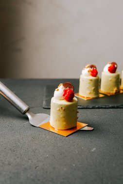 Sayfa yüzeyinde meyveli krema içeren sanatsal tatlı görüntüsü