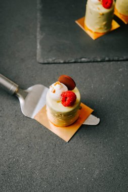 Modern bir mutfak ortamında metal bir spatulada servis edilen lezzetli bir tatlı.