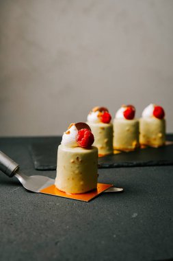 Ahududu ve kremayla kaplanmış lezzetli kremalı kremalı kremalı krema.