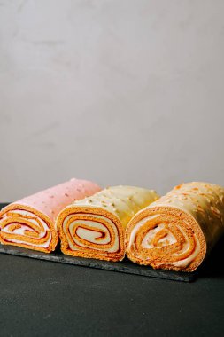 Renkli börekler çeşitli tatlı tatlarla sergileniyor.