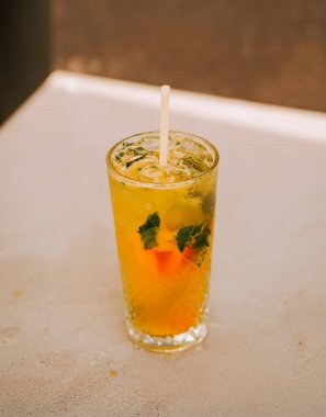 Serinletici içecek sıcak bir ortamda garnitürlerle bir masada oturur.