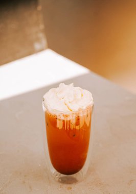 Sütlü kremayla kaplı nefis buzlu içecek bir kafede servis edilir.