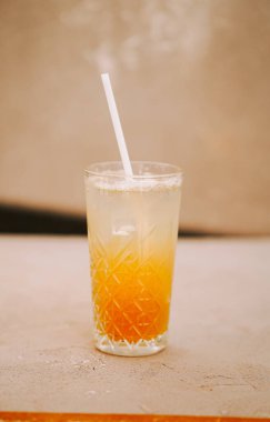 Katmanlı içeceği, yumuşak bir zemine karşı temiz bir bardakta servis edilen samanla tazeliyorum.